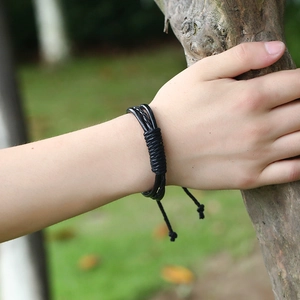 Bracelet multicouche ajustable en cuir tressé noir au design unisexe et minimaliste