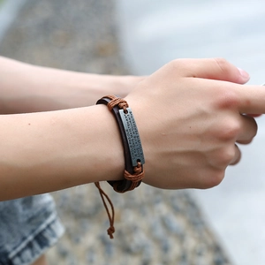 Men's retro braided brown leather bracelet with an engraved vintage metal plate