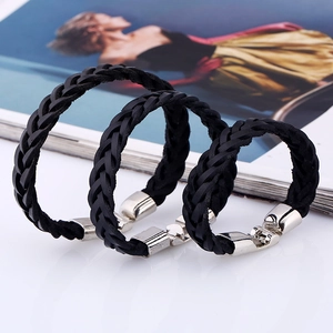 Set di tre bracciali in vera pelle nera intrecciata con fibbie in metallo argento lucido