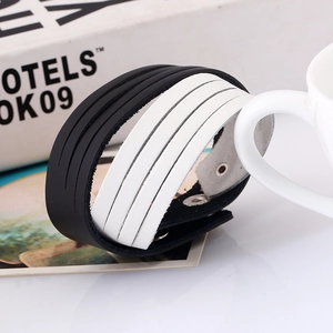 Mehrlagiges Lederarmband im Punk-Stil mit schwarz-weißem Kontrast und Metallschnalle