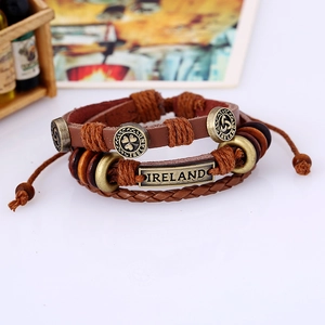 Bracciale multistrato in pelle marrone con placca Irlanda trifoglio e nodi celtici
