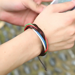 Nahaufnahme von Bohemian mehrlagigem geflochtenem Lederarmband mit bunten Seilen