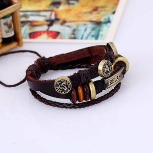 Dettaglio del bracciale in pelle a tema irlandese con nodi celtici e perline di legno