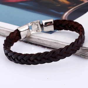 Dettaglio del bracciale da uomo intrecciato in pelle marrone scuro con chiusura argento