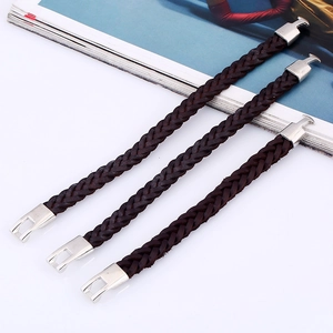 Set di tre bracciali in pelle intrecciata marrone scuro con chiusura in metallo argento