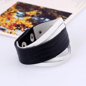 Detail eines Punk-Lederarmbands mit schwarz-weißem Kontrast und Metall-Druckknöpfen für Damen