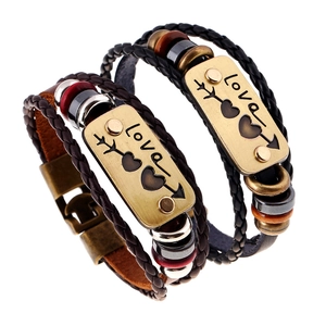 Paar geflochtene Lederarmbänder für Paare mit Love-Anhängern aus Bronze und Pfeilen