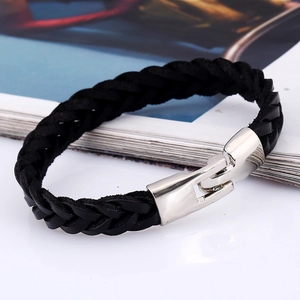 Dettaglio del bracciale in pelle intrecciata nera da uomo con fibbia in argento lucido