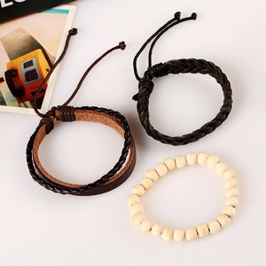 Ensemble de trois bracelets vintage en cuir tressé et perles de bois marron et noir