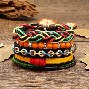 Böhmisches mehrlagiges handgefertigtes Lederarmband-Set mit Perlen auf Holz