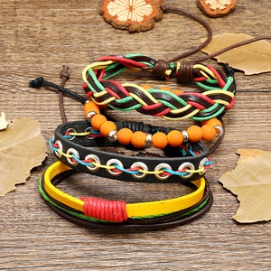 Set aus vier handgefertigten Lederarmbändern im roten, gelben und grünen Boho-Stil