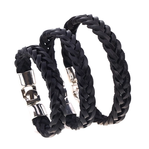Bracciale da Uomo Vintage in Pelle Bovina Intrecciata Fatto a Mano Cinturino Multistrato Chiusura in Metallo Gioielli Moda Punk
