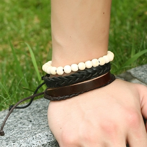 Bracelet multicouche rétro en cuir tressé pour homme avec perles sur fond extérieur