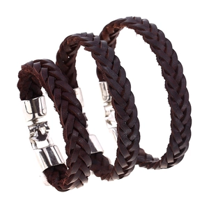 Bracciale da uomo in vera pelle marrone intrecciata a più strati con chiusura in metallo argento