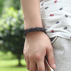 Bracciale da uomo in pelle intrecciata a mano, stile punk vintage per un look casual