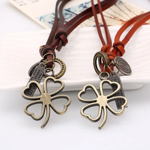 Long collier en cuir avec pendentif trèfle vintage en alliage de tons marron et caramel
