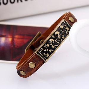 Bracciale punk in pelle marrone vintage con rivetti a teschio in bronzo e metallo