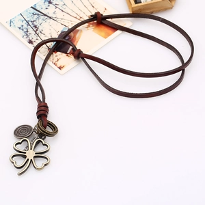 Collier rétro ajustable en cuir avec trèfle en bronze et pendentifs en métal texturé