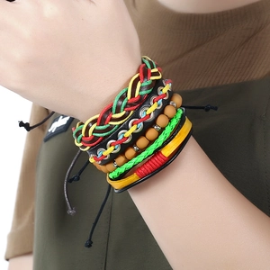 Mehrlagiges Boho Lederarmband Set mit rot gelb grünen Flechtschnüren und Holzperlen