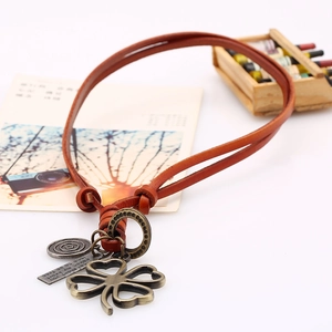 Collier rétro en cuir marron pour homme avec trèfle en bronze et pendentifs en métal