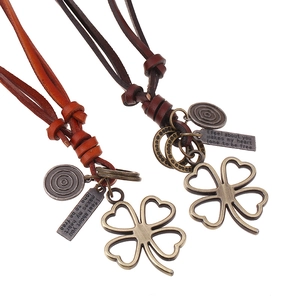 Collier Pendentif en Cuir de Vache Vintage pour Hommes Cordon Ajustable Trèfle à Quatre Feuilles Rétro Bijoux en Alliage Chaîne Longue