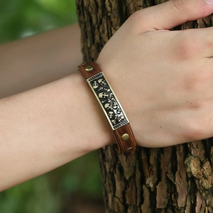 Bracciale vintage in pelle marrone da uomo con rivetti in ottone e placca con teschio