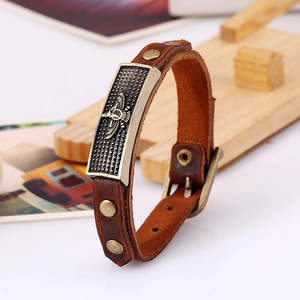 Bracelet punk vintage en cuir marron avec plaque aigle en bronze sur socle bois