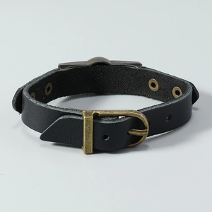 Detail eines verstellbaren schwarzen Lederarmbands mit antiker Bronzeschnalle und Nieten