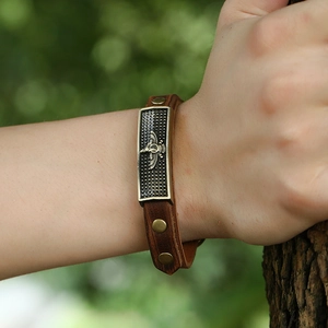 Bracelet vintage en cuir de vachette marron avec symbole Faravahar et rivets