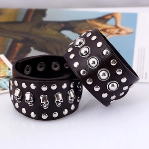 Herren Punk Lederarmband breit mit silbernen Totenkopf-Nieten und Druckknopfverschluss