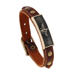 Bracelet en Cuir de Vachette Vintage Style Punk Plaque en Alliage Emblème Ailé Rivets Boucle Réglable Bracelet de Force Homme Femme