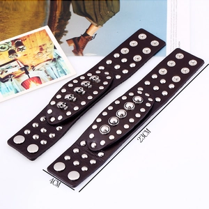 Herren Punk Lederarmband breit mit Metall Totenkopf Nieten und verstellbare Schnalle