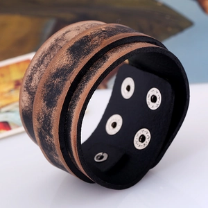 Bracelet large en cuir vintage marron avec boutons-pression en métal réglables