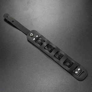 Details des gotischen Lederarmbands mit gekreuzten Streifen und silbernen Nieten
