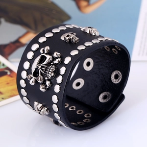Breites Lederarmband im Punk-Stil mit silbernen Totenköpfen und Metallnieten für Herren