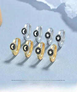 Makroansicht von 925er Silber Stern und Mond Ohrringe Set mit schwarzem Emaille und Gold