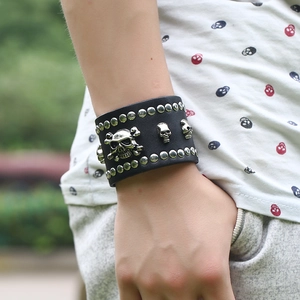 Punk-Rock-Breitarmband aus echtem Leder mit silbernen Totenköpfen und Metallnieten