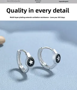 Makroaufnahme der 925 Sterling Silber Ohrringe mit schwarzen Sternenmustern