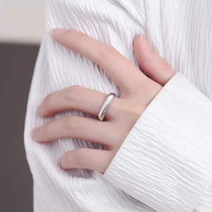 Minimalist 925 sterling silver open ring with polished finish on model's hand