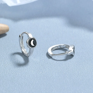 925 Sterling Silber Mond Ohrringe mit schwarzer Emaille auf blauem Hintergrund