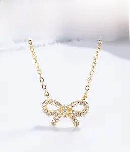 Vue macro du collier avec pendentif nœud en argent sterling 925 et pierres micro-pavées