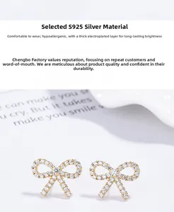 Détail de boucles d'oreilles nœud en argent S925 doré avec pavé de zircons brillants