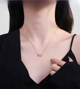 Gros plan d'un collier nœud en argent 925 doré avec des cristaux étincelants sertis