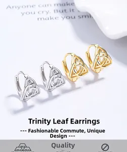 Détail de boucles d'oreilles géométriques en argent 925 et or avec design noeud celtique