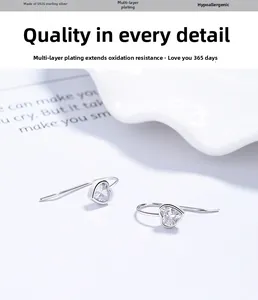 Détail de boucles d'oreilles cœur en argent 925 avec zircon et placage multicouche