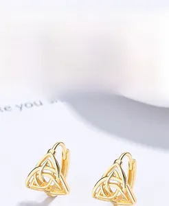 Détail de boucles d'oreilles Triquetra en argent S925 doré avec placage épais