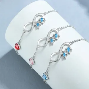 Trois bracelets en argent avec symboles infini et pendentifs tortue sur fond bleu clair