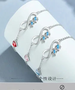 Gros plan de bracelets infini en argent avec zircons colorés en forme de larme