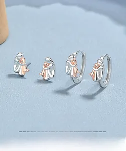 Dettaglio macro di orecchini in argento 925 con placcatura in oro rosa e design a forma umana
