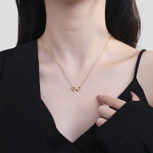 Collier en argent 925 doré avec nœud en cristal pour femme porté par mannequin